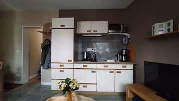 Een koelkast, een magnetron, een oven