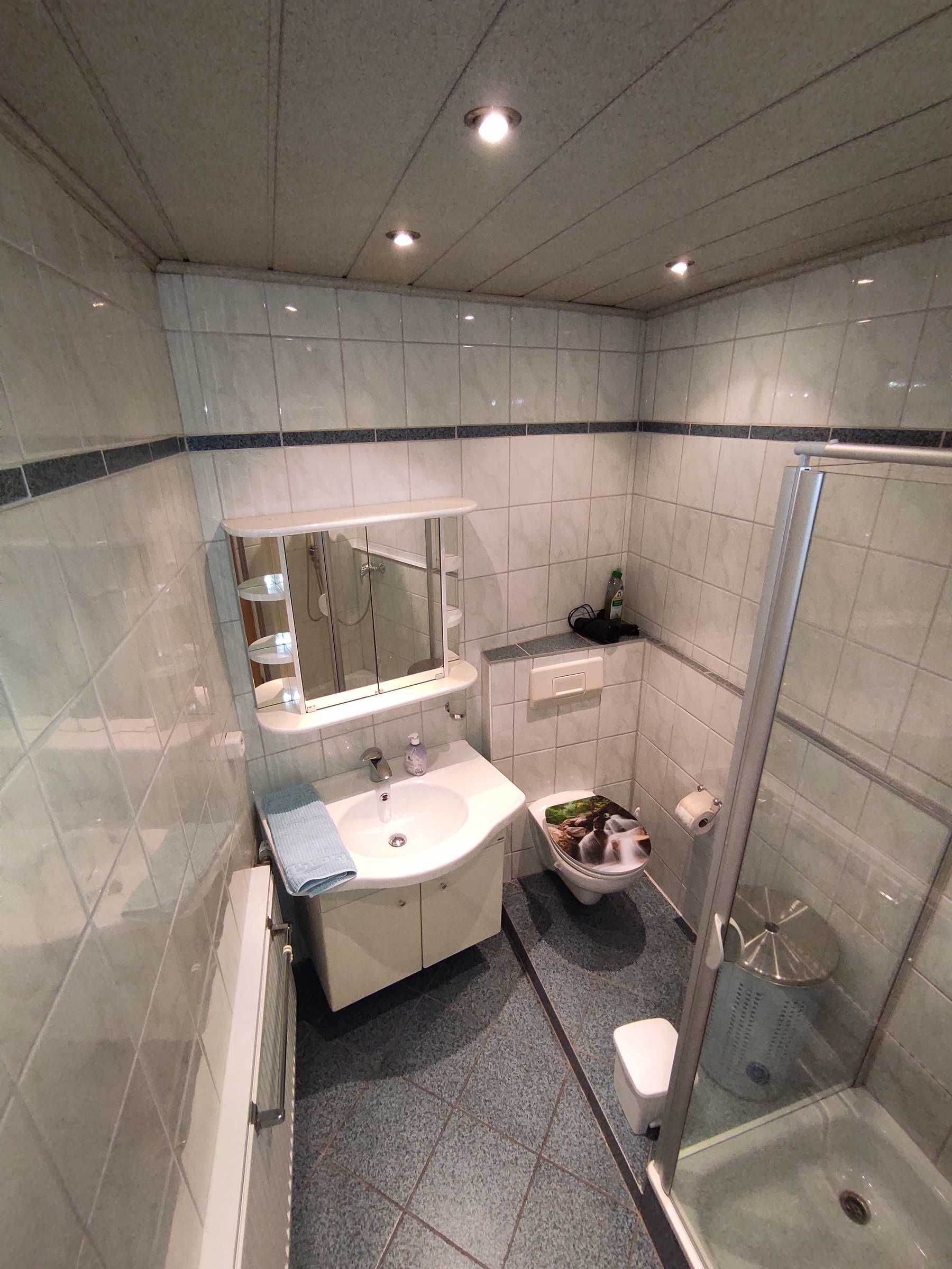 Een douche, een haardroger, handdoeken, zeep