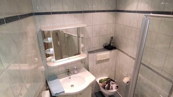 Een douche, een haardroger, handdoeken, zeep