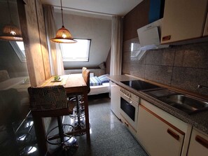Een koelkast, een magnetron, een oven
