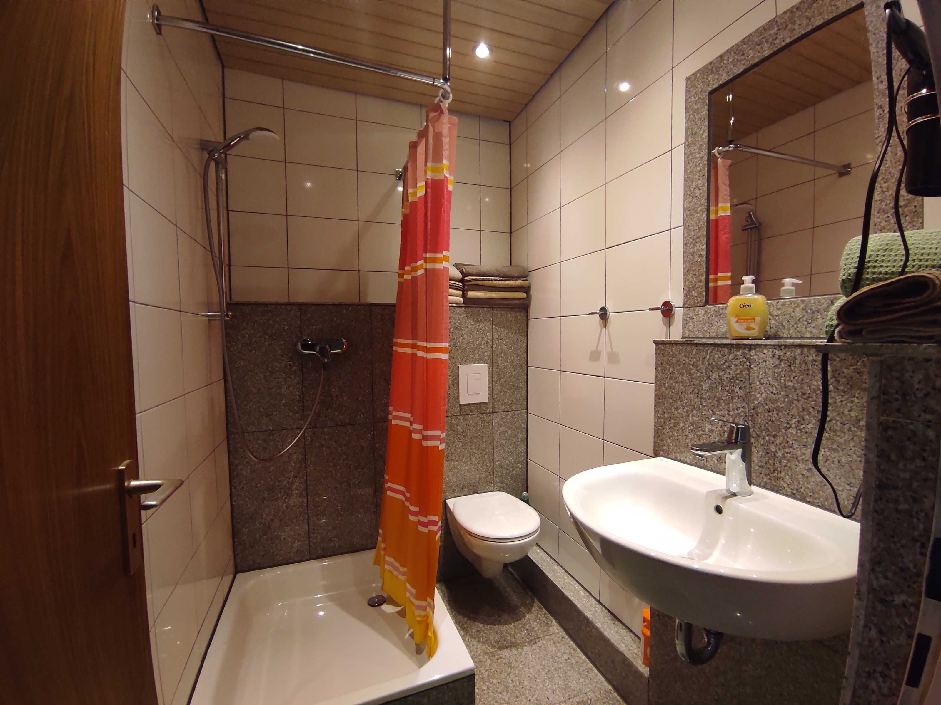 Een douche, een haardroger, handdoeken, zeep