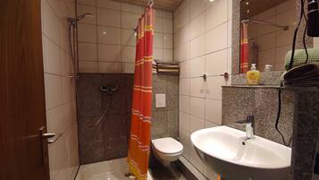 Een douche, een haardroger, handdoeken, zeep