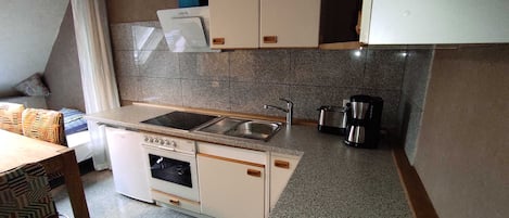 Réfrigérateur, micro-ondes, four