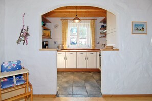 Een koelkast, een microgolfoven, een oven, een vaatwasser