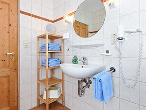 Unclassified image, 5 of 31, button - Ferienwohnung Taubenschlag - Ferienhof Historisches Altwerdumer Grashaus in Werdum (Werdum)