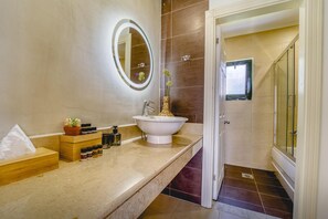 Ensemble baignoire-douche, articles de toilette (gratuits)