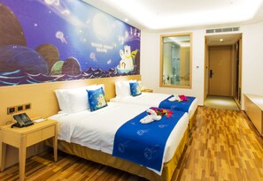 Minibar, in-room safe, individually decorated, desk - Sanya Discovery Ocean World   (Sanya)