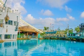 Una piscina al aire libre