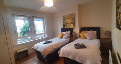 Two Bedroom Apartment by Klass Living Serviced Accommodation Airdrie - Nicol Apartment With WiFi & Parking