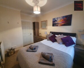 City Apartment | 2 bedrooms, individually decorated, desk, laptop workspace - Two Bedroom Apartment by Klass Living Serviced Accommodation Airdrie - Nicol Apartment With WiFi & Parking (Airdrie)