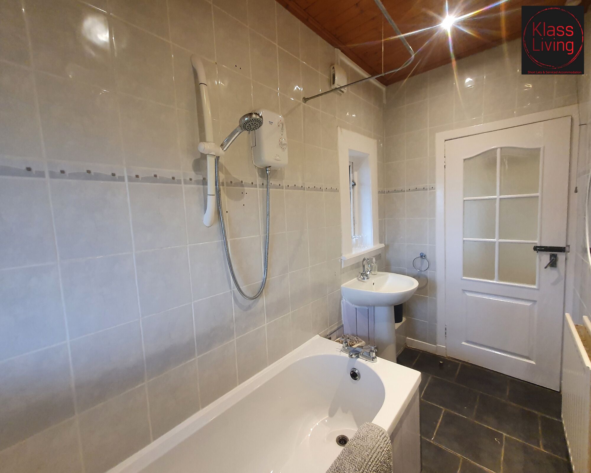 City Apartment | Bathroom | Combined shower/tub, free toiletries, hair dryer, soap