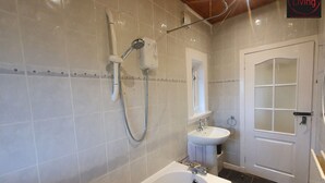 A modern bathroom with a bathtub, a shower, and a sink. - Two Bedroom Apartment by Klass Living Serviced Accommodation Airdrie - Nicol Apartment With WiFi & Parking (Airdrie)