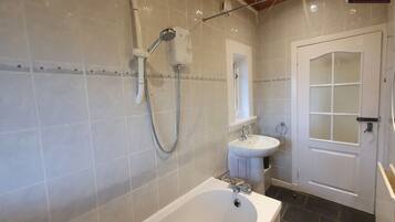 City Apartment | Bathroom | Combined shower/tub, free toiletries, hair dryer, soap
