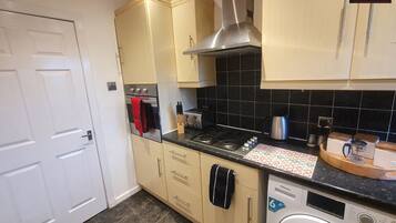 City Apartment | Private kitchen | Fridge, microwave, oven, stovetop