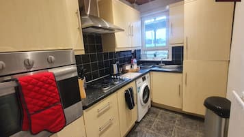 City Apartment | Private kitchen | Fridge, microwave, oven, stovetop