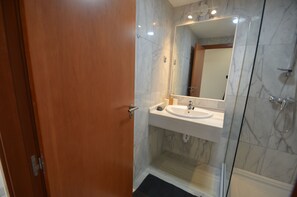 Douche, sèche-cheveux, bidet, serviettes fournies