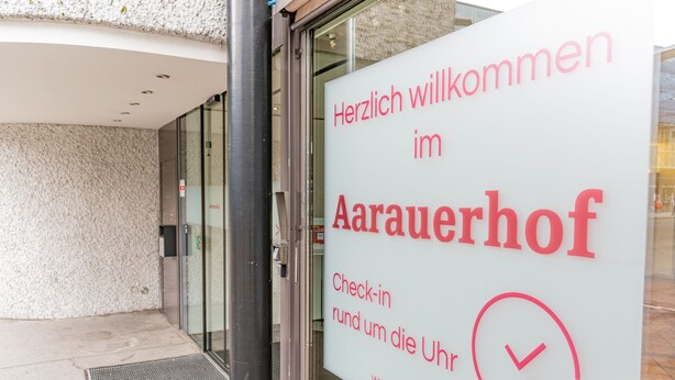 Señal de bienvenida a los huéspedes del hotel Aarauerhof, con recepción disponible las 24 horas.