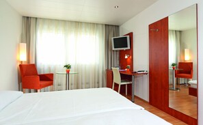Down comforters, in-room safe, desk, free WiFi - Aarauerhof - Self Check-in  (Aarau)