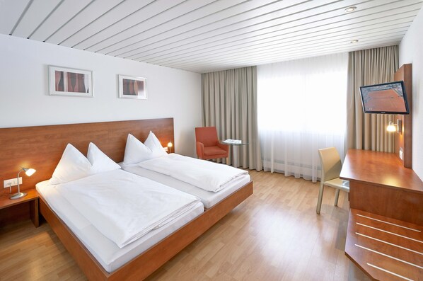 Standard Double or Twin Room | Down comforters, in-room safe, desk, free WiFi - Aarauerhof - Self Check-in  (Aarau)
