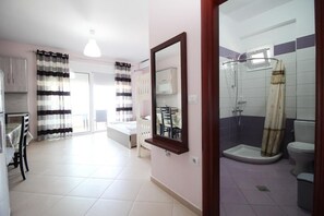 Douche, articles de toilette gratuits, sĂšche-cheveux