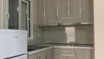Fridge, oven, stovetop, coffee/tea maker