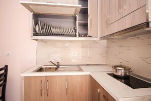 Fridge, oven, stovetop, coffee/tea maker - Villa Kea Mucobega (Sarandë)