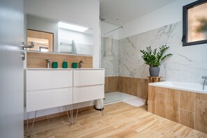 Combined shower/bathtub, hair dryer, towels, soap - Villa Tavellis (Tavel)