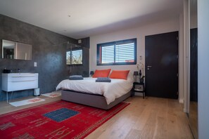 5 slaapkamers, een strijkplank/strijkijzer, gratis wifi, beddengoed