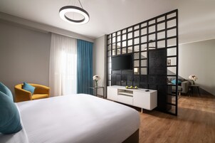 Deluxe Suite, 1 Bedroom, Pool View | Minibar, in-room safe, desk, laptop workspace