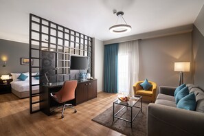 Minibar, brankas, meja kerja, dan ruang kerja ramah laptop