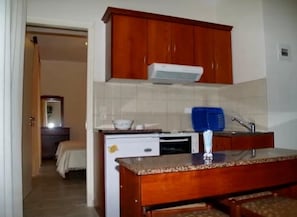 Fridge, oven, coffee/tea maker, electric kettle