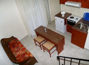 Een koelkast, een oven, een koffiezetapparaat/waterkoker, een waterkoker