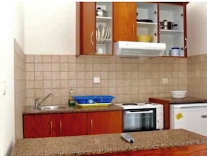 Fridge, oven, coffee/tea maker, electric kettle