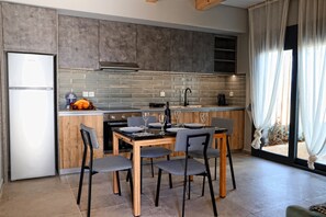 Réfrigérateur, four, cafetière/bouilloire, bouilloire électrique