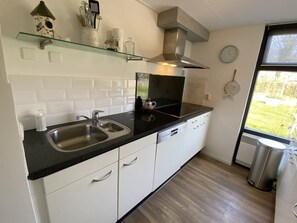 Een koelkast, een oven, een kookplaat, een vaatwasser