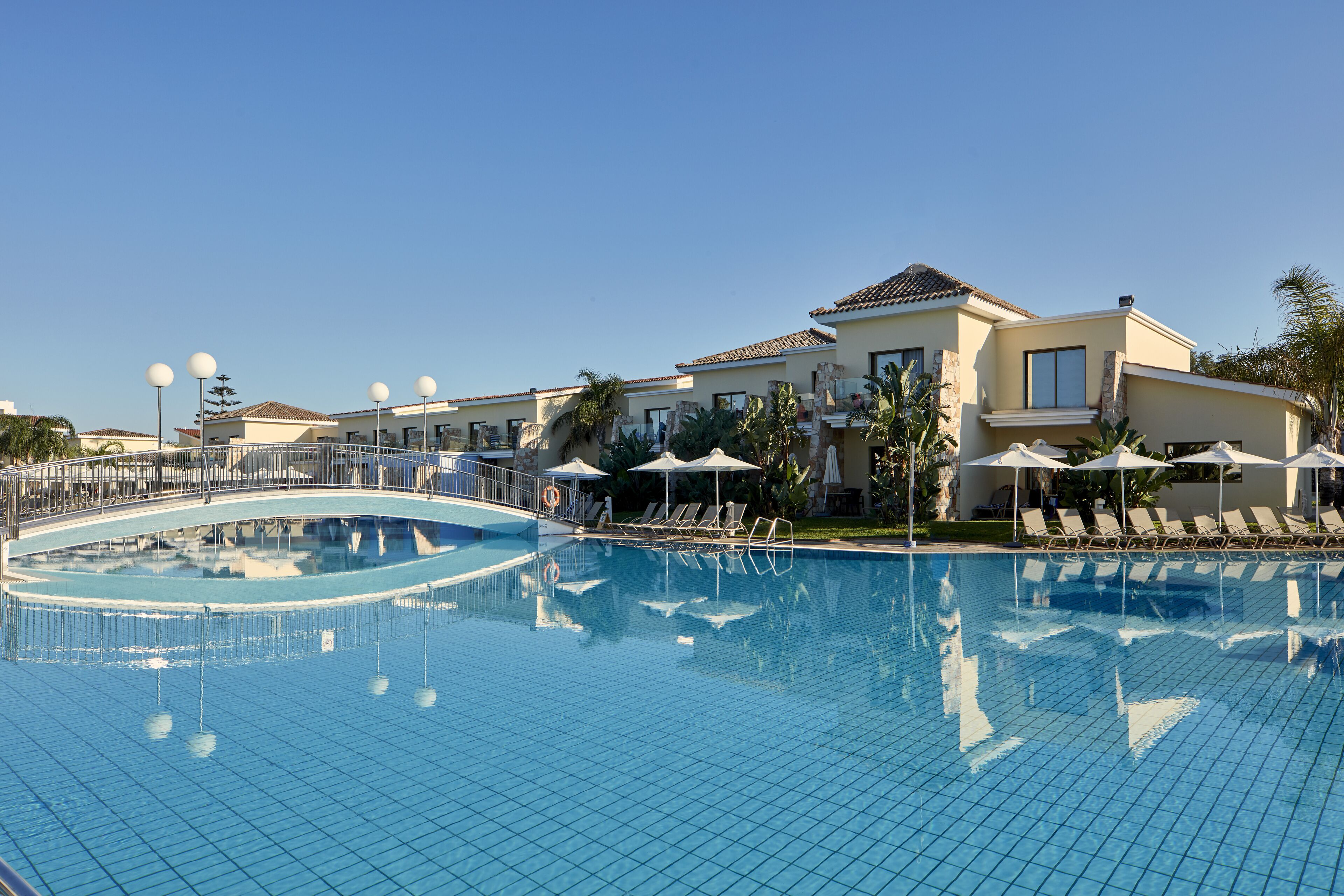 Una piscina al aire libre de temporada