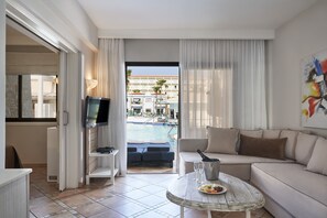 Premium One Bedroom Suite Swim up | Área de estar | TV LCD
