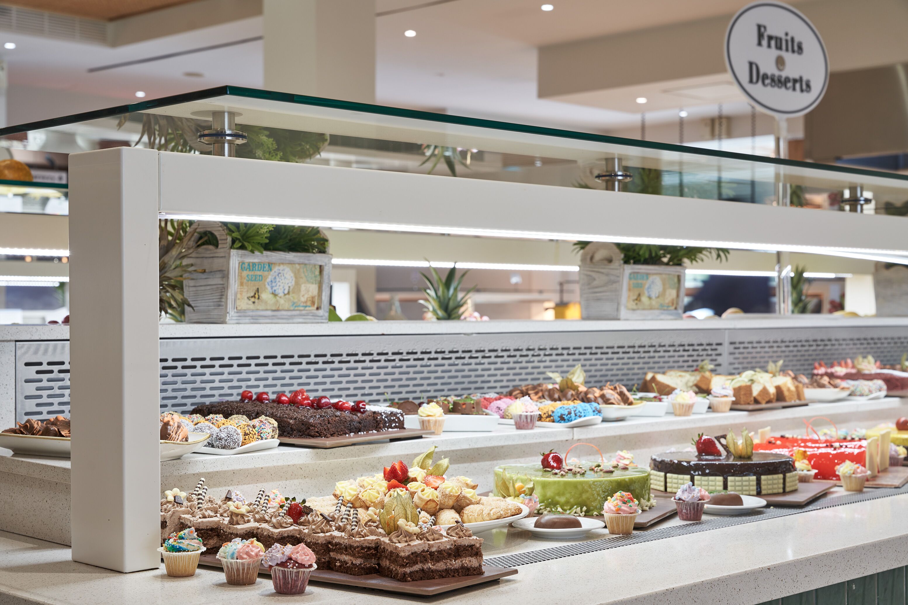 Una vitrina con diversos postres y pasteles.