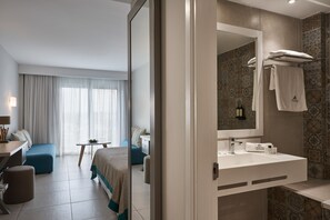 Twin/Double Room Inland View | 客房内保险箱、办公桌、遮光窗帘、隔音