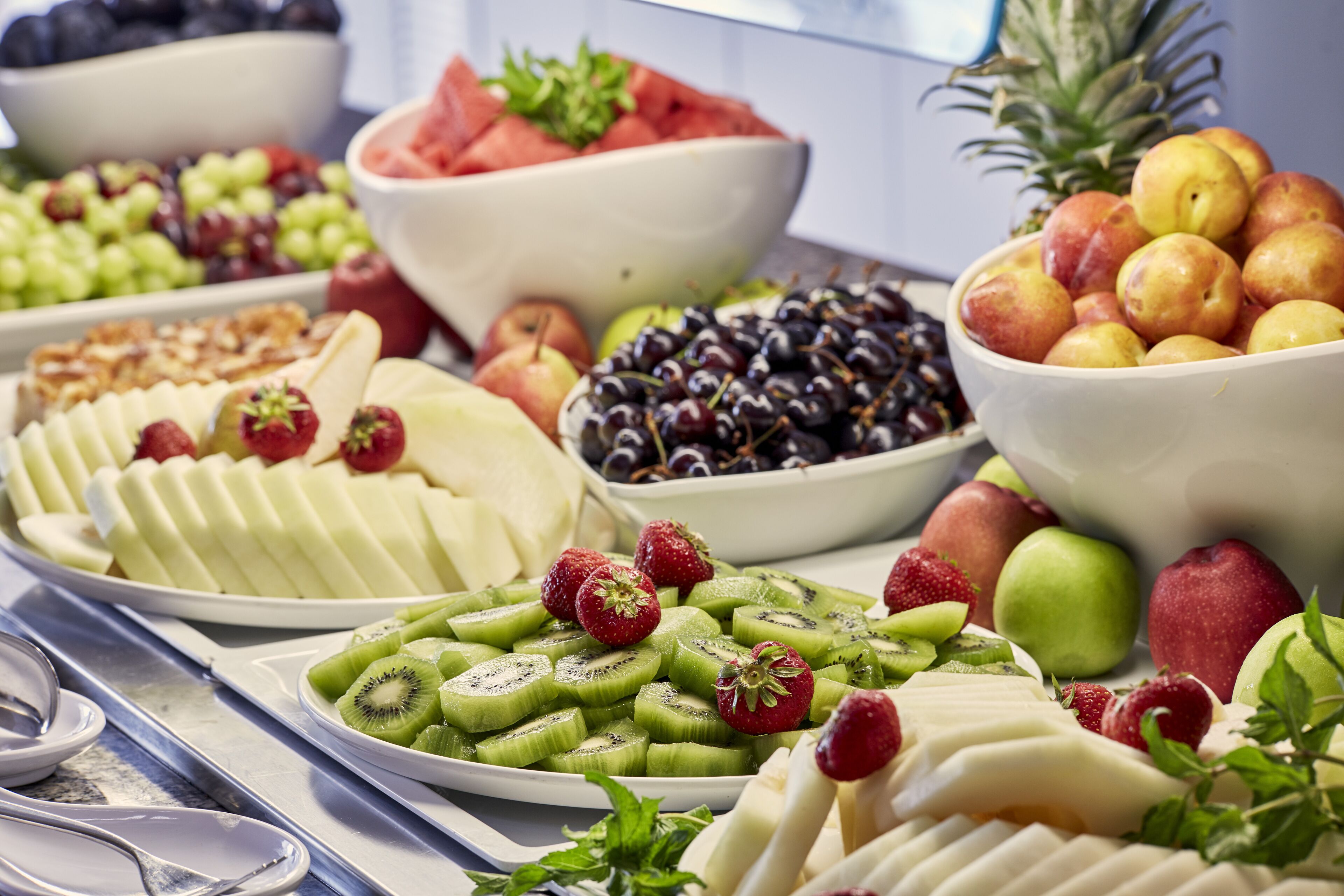 Eine Auswahl an Obst und Käse auf einem Tisch angerichtet.