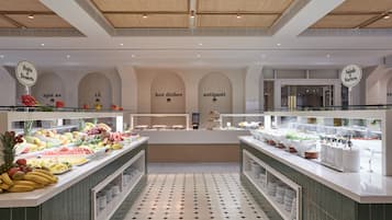 4 restaurants; ze serveren er ontbijt, lunch en diner