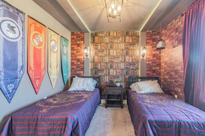 6 bedrooms, iron/ironing board, WiFi, bed sheets - Solterra Luxury 5 BR Themed Near Disney (Davenport/)