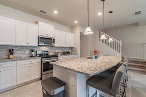 Fridge, microwave, stovetop, dishwasher