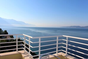 Property grounds - Luxury apartment L2 in Villa Ruzmarina - 1 min walk to the beach (Marušici)