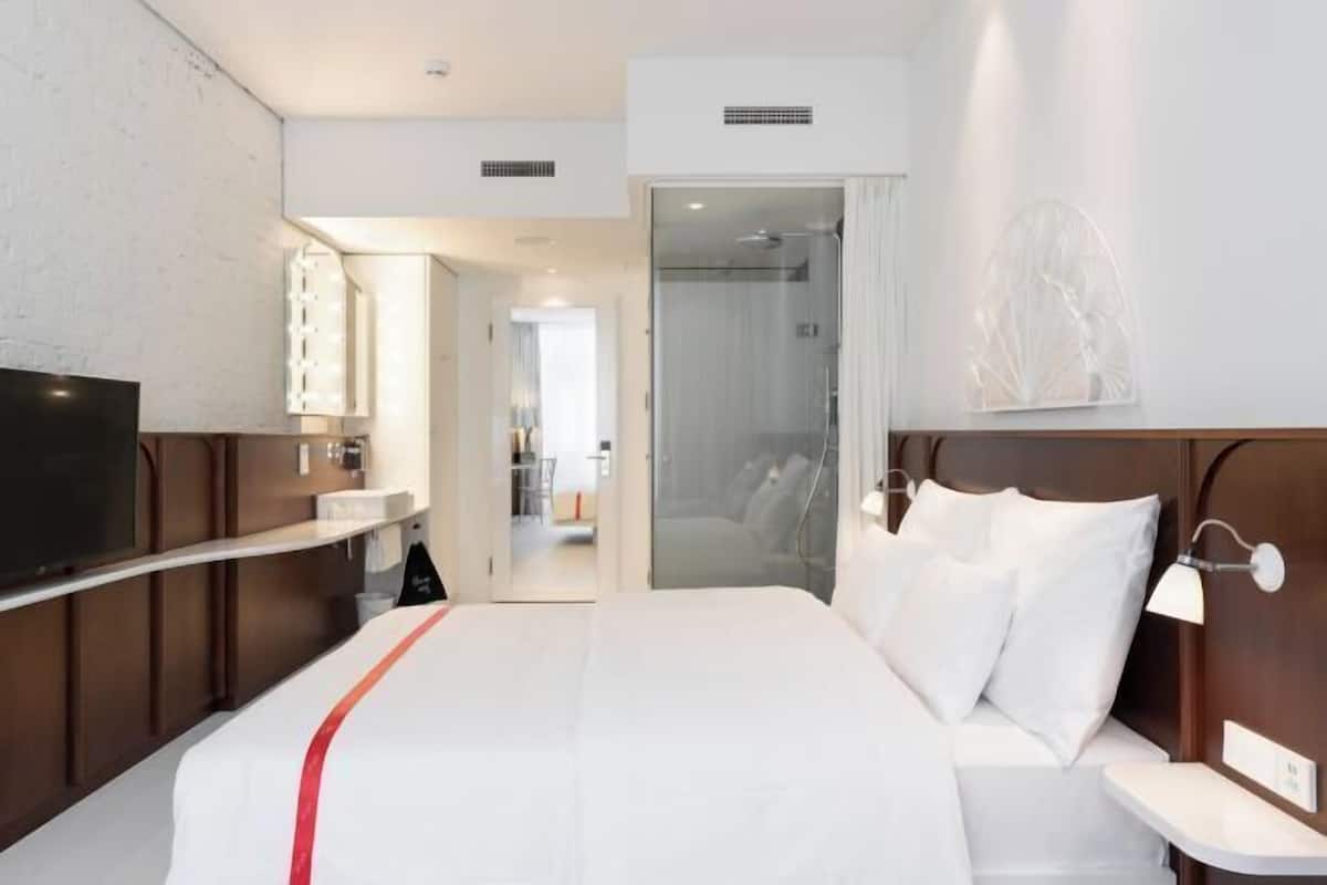 Ropa de cama de alta calidad y caja de seguridad en la habitación