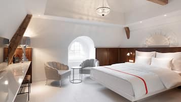 Un dormitorio moderno con una cama grande, un escritorio, una silla y una pequeña mesa.