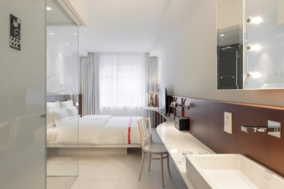Lovely Room | Sengetøy av topp kvalitet, safe på rommet og individuelt dekorert