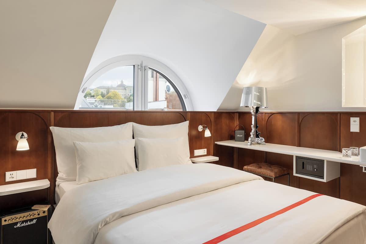 Premium bedding, in-room safe, desk, laptop workspace
