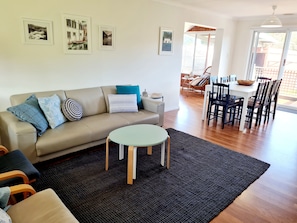 Smart TV - Recently renovated house in quiet leafy surroundings..  (Warrnambool)