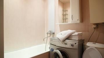 Economy-Apartment | Badezimmer | Badewanne, kostenlose Toilettenartikel, Haartrockner, Hausschuhe